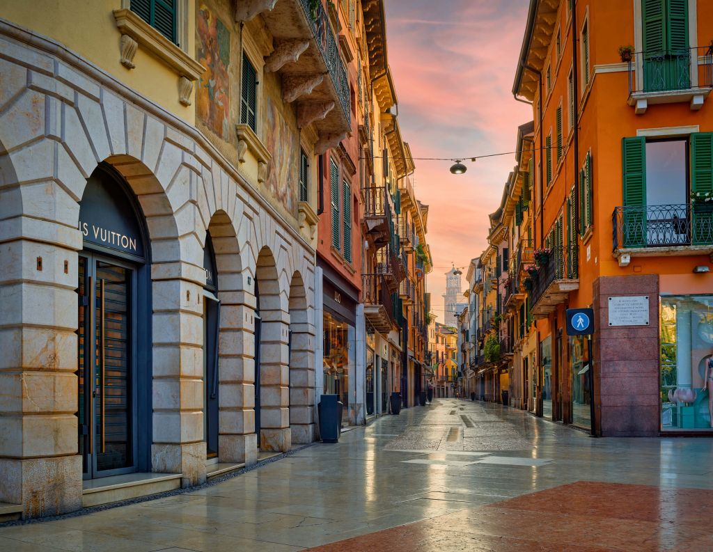 Rue commerçante au lever du soleil